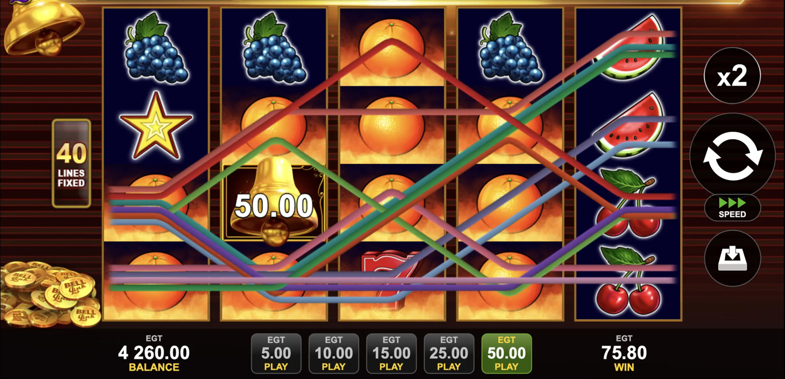 40 Super Hot Gäste spielen an leuchtenden Spielautomaten im Casino